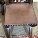 Suite de 6 chaises et 2 fauteuils en chêne et cuir à décor gothique