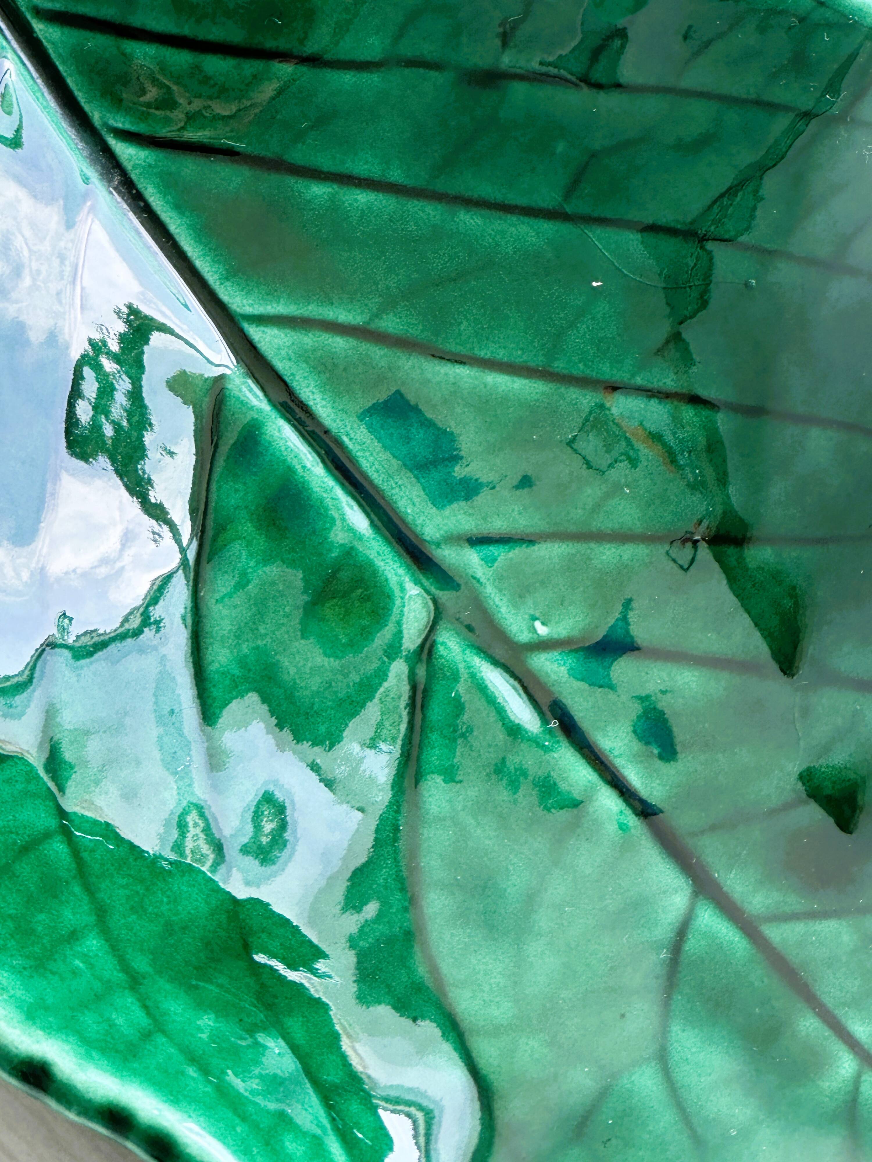 Green glazed ceramic leaf-shaped pocket emptier