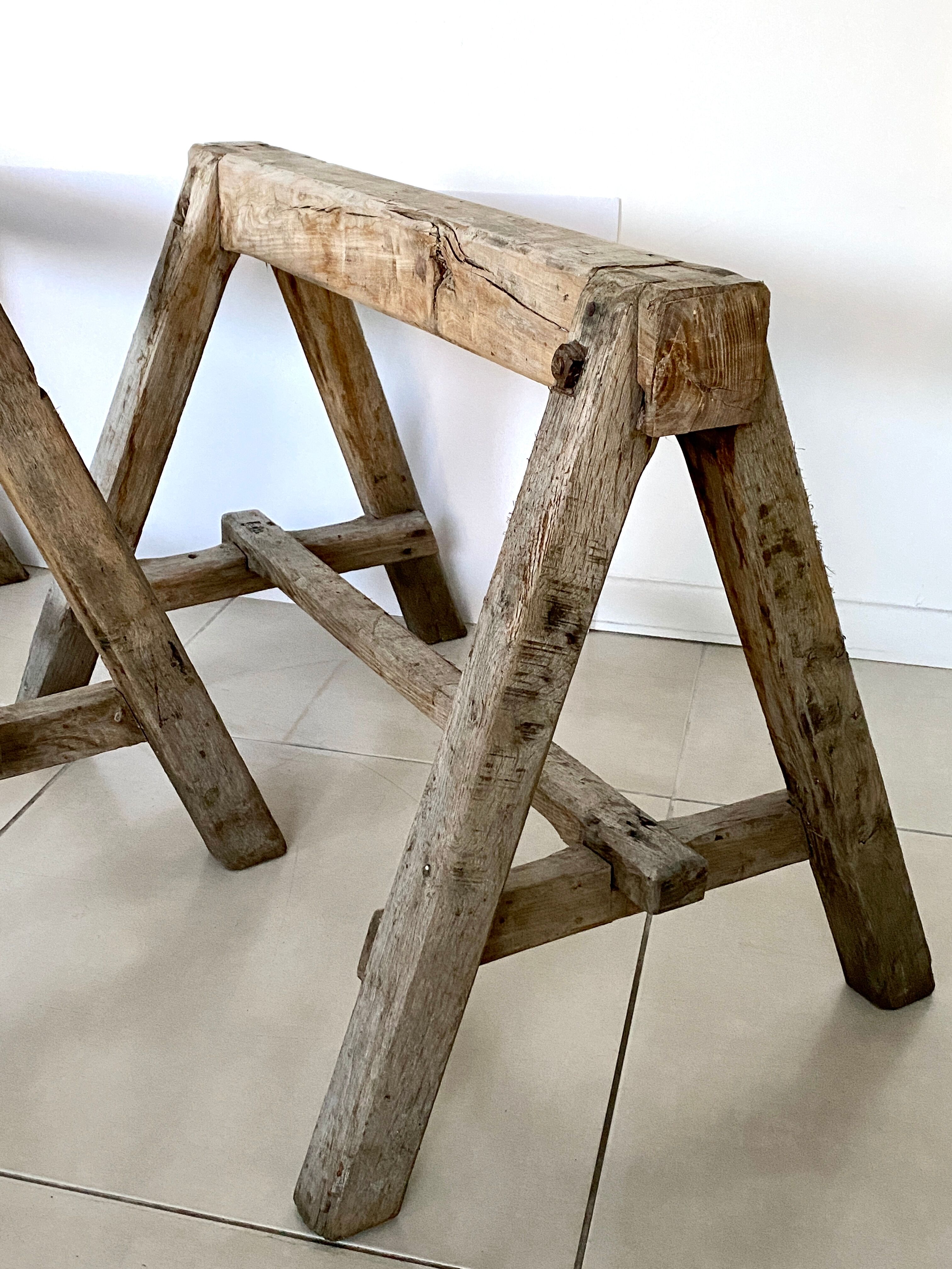 Table basse sur tréteaux anciens en bois