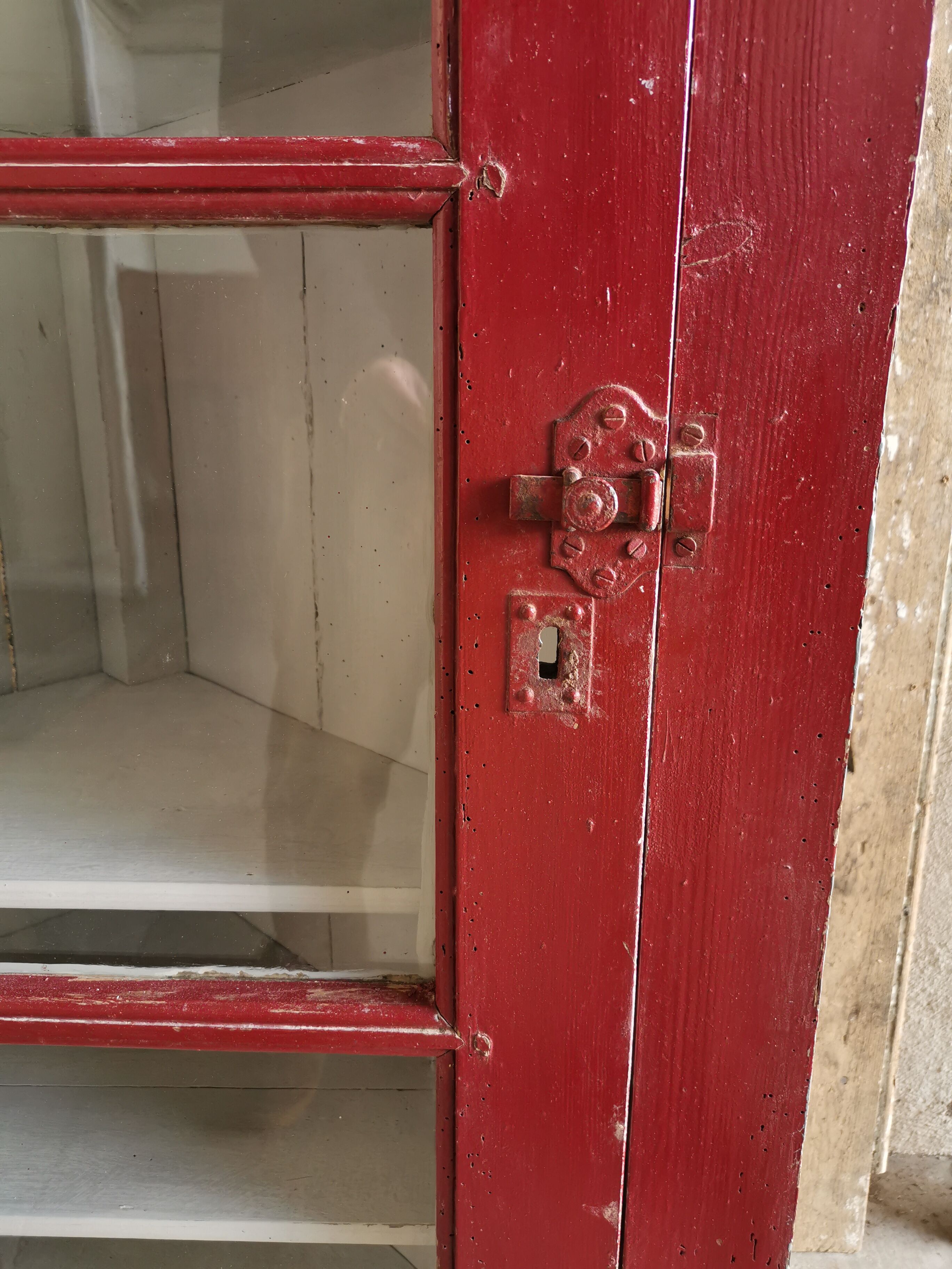Vitrine de mercerie, encoignure