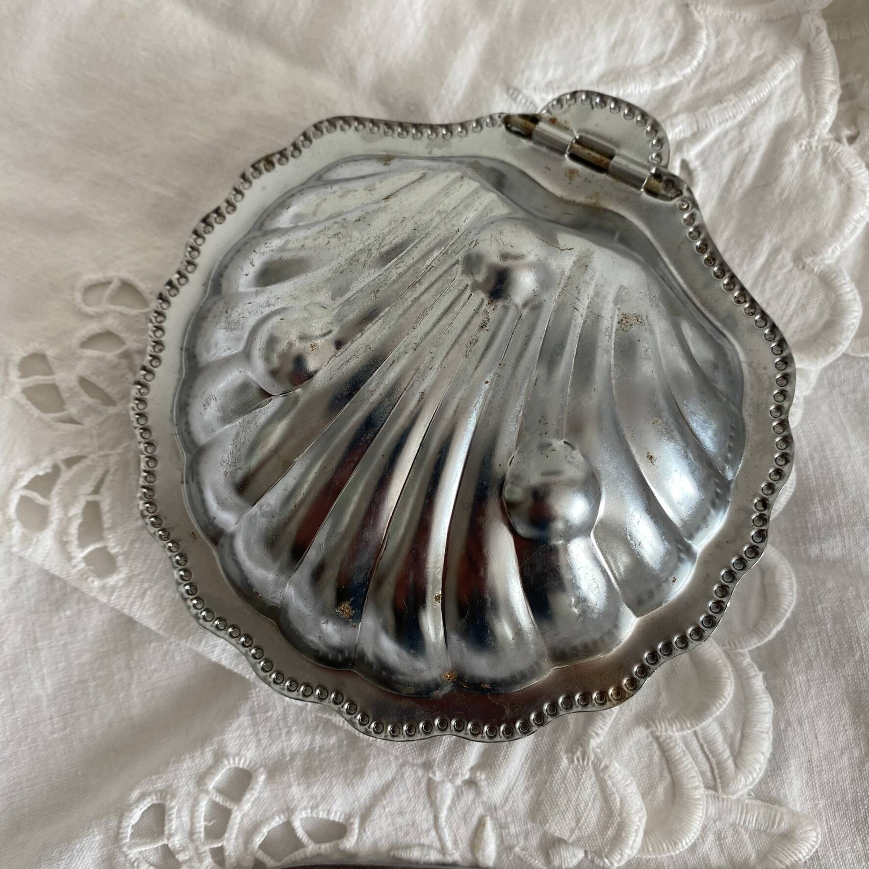 Shell-shaped butter dish in stainless steel and glass