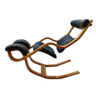 Rocking-chair Stokke zéro gravité, design Peter Opsvik