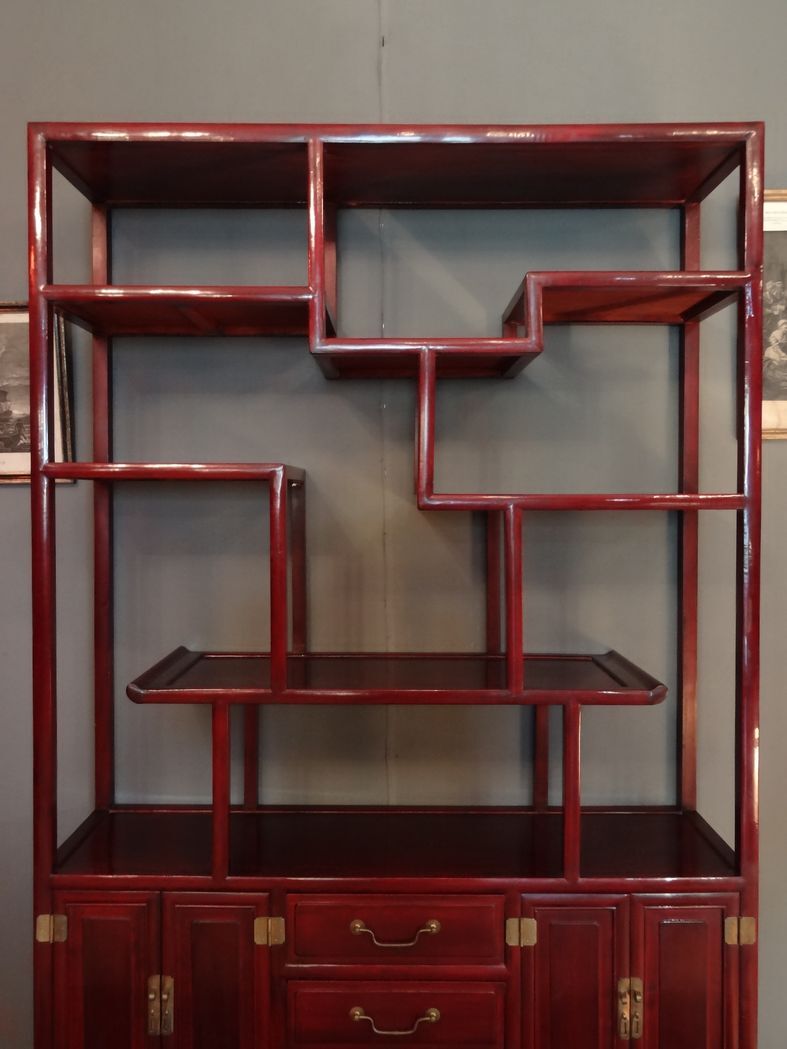 Low sideboard surmounted by bibus shelves in red lacquered wood, China XXth, 120 x 195 cm