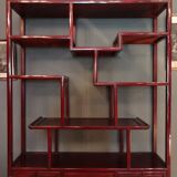 Low sideboard surmounted by bibus shelves in red lacquered wood, China XXth, 120 x 195 cm
