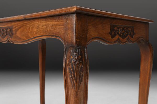 Table d'appoint sculptée en bois, verre et rotin, France années 1950