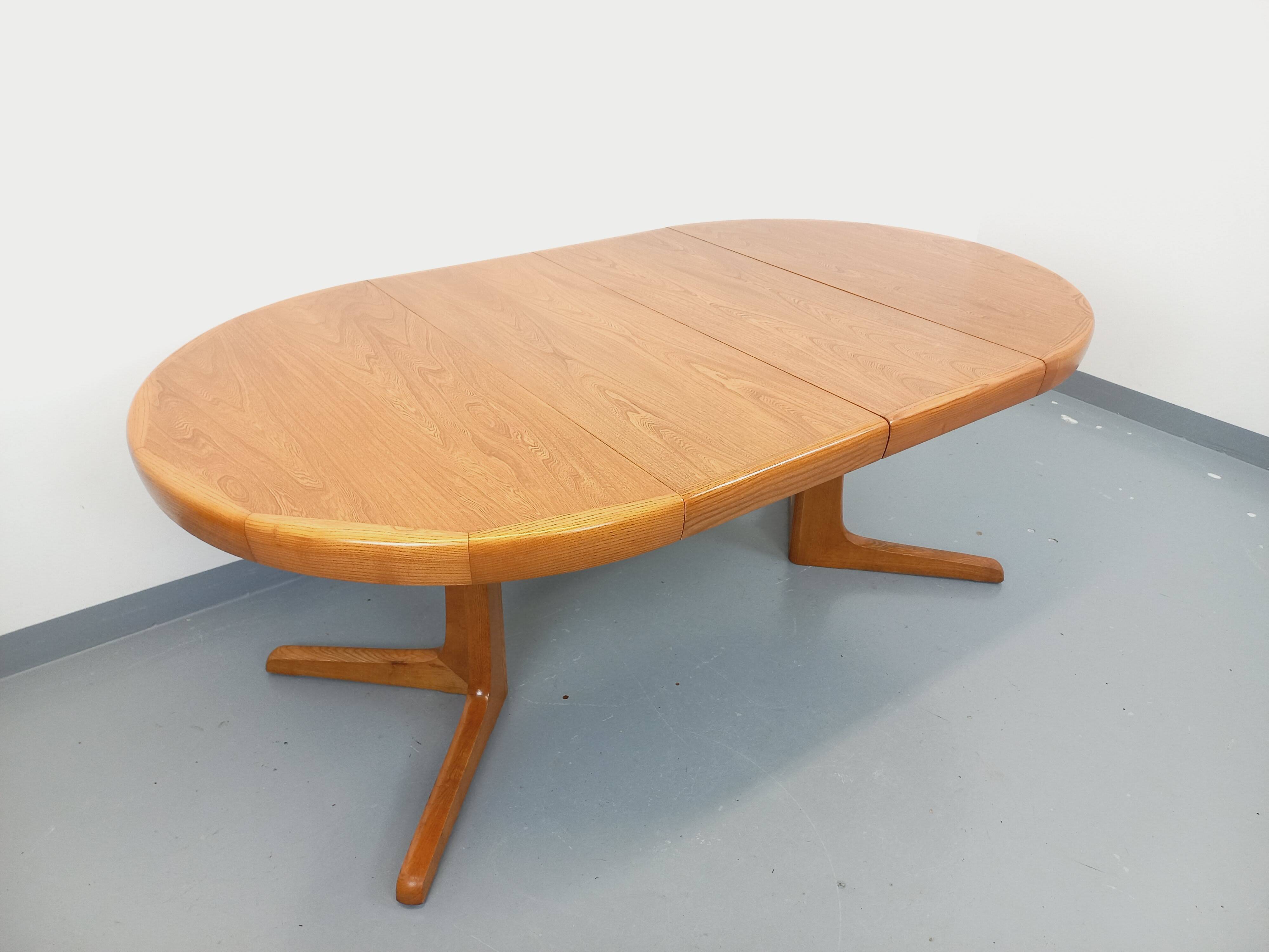 Vintage round dining table in Scandinavian style from the 60s and 70s in elm.