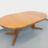 Vintage round dining table in Scandinavian style from the 60s and 70s in elm.