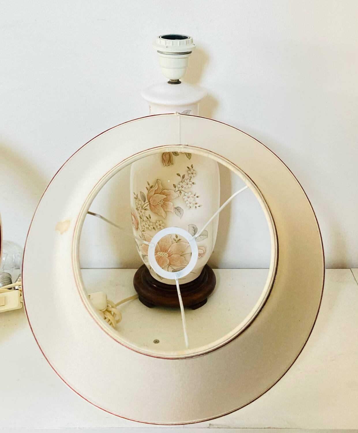 Asian lamps in earthenware from the 1970s/80s with handmade floral decoration.