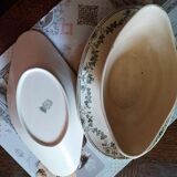 Gravy boat and dish