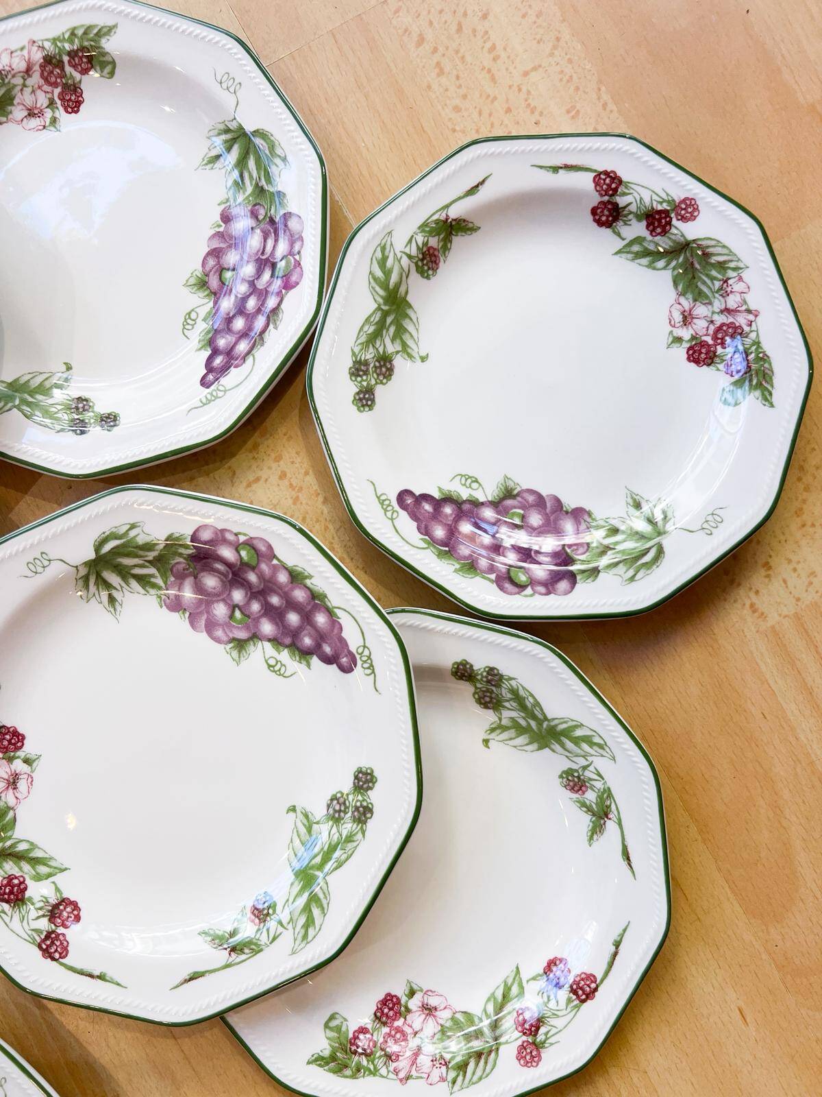 11 dessert plates Churchill - England