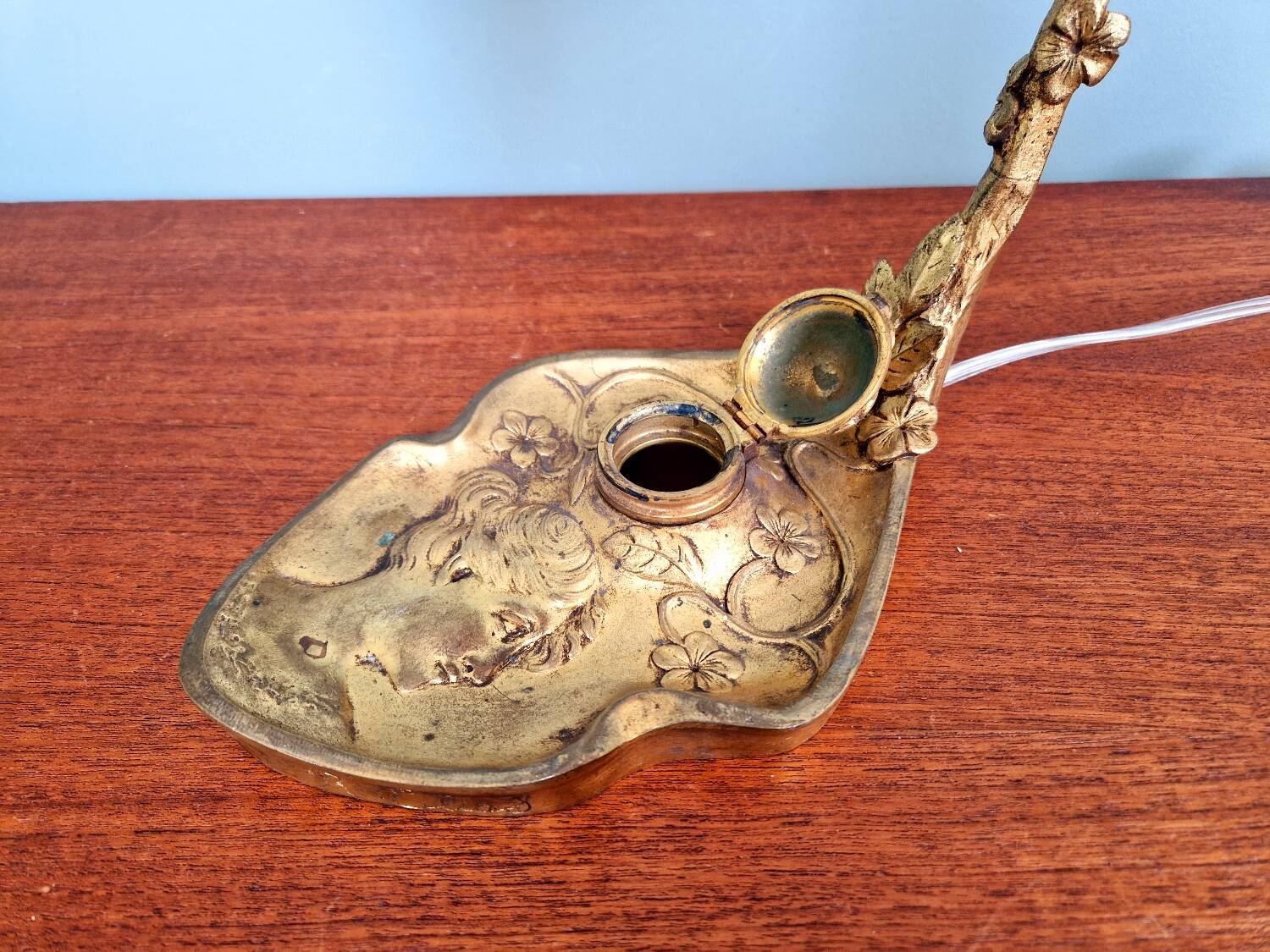 Art Nouveau table lamp in gilded bronze and opalescent glass