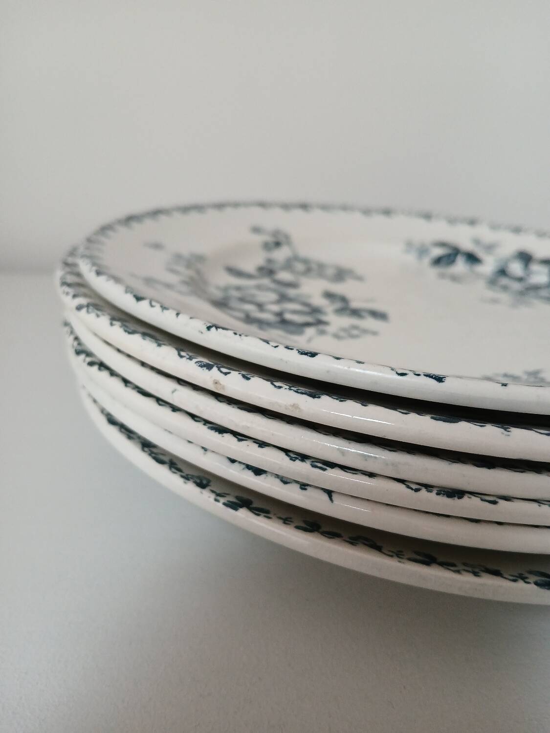 Set of 6 Terre de Fer plates, Acacia model