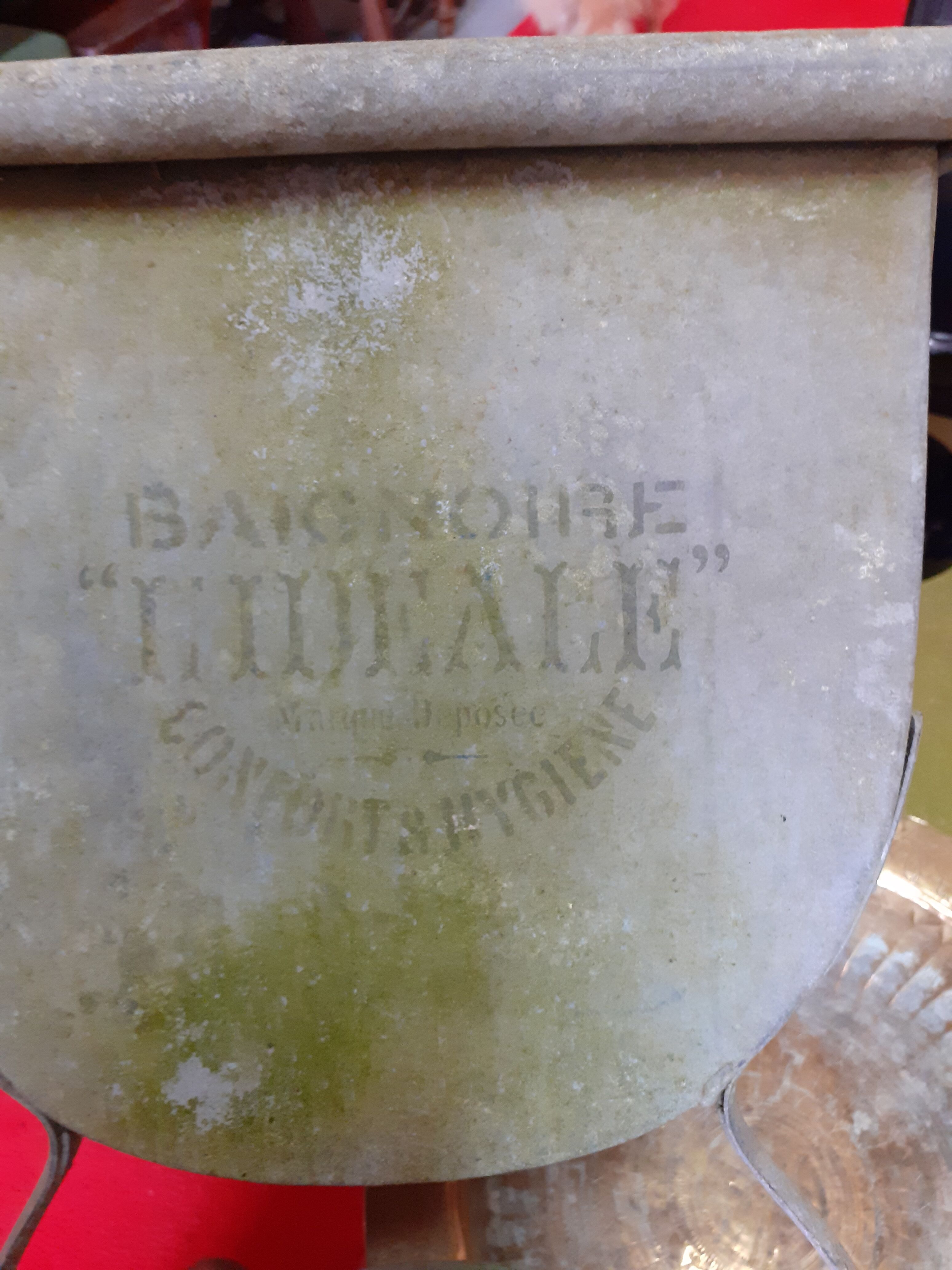 Zinc bathtub