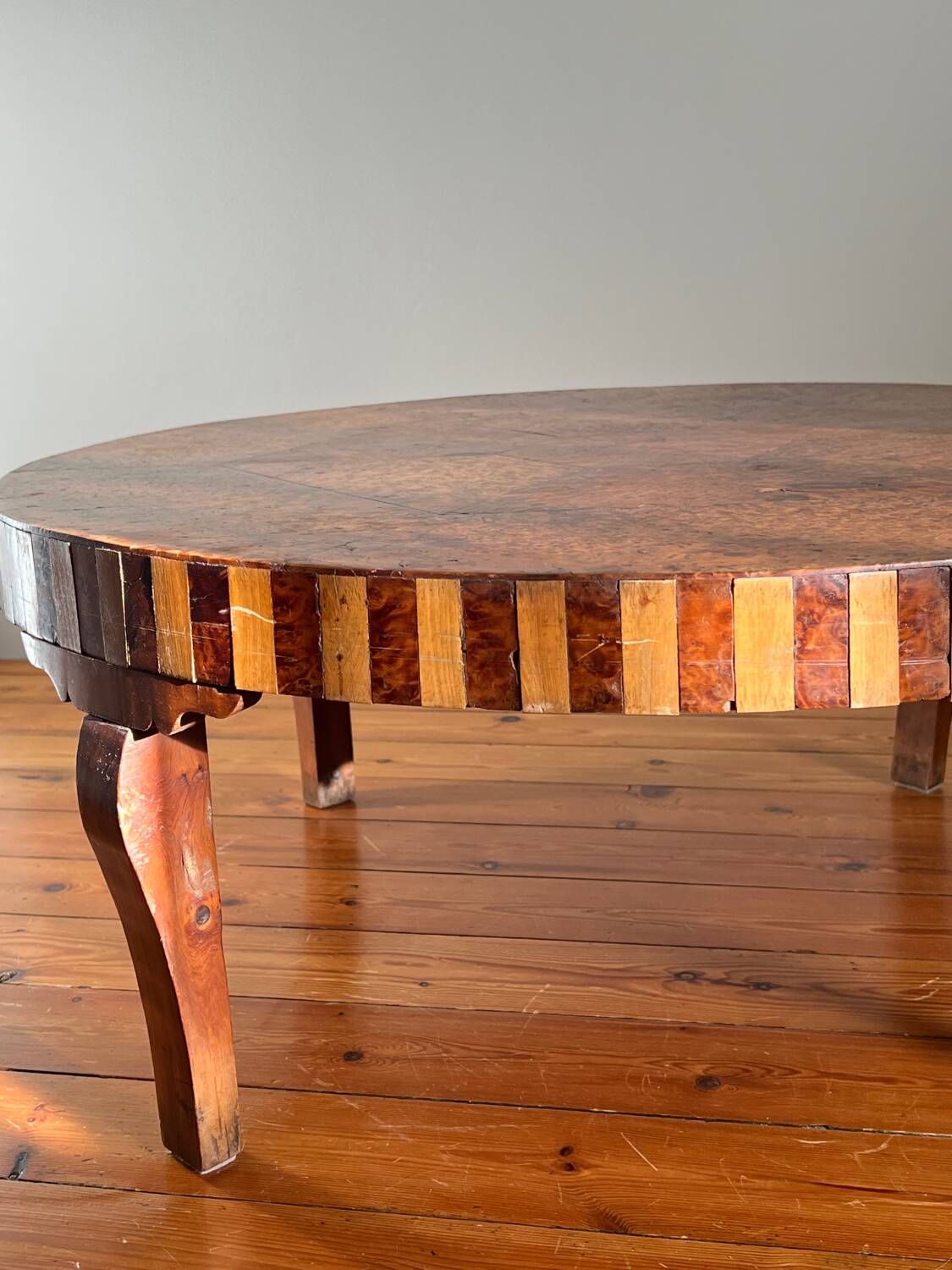 Round coffee table in Elm Burl, Art Deco decorative work - Year 1941