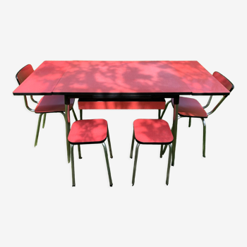 Table en formica avec 2 chaises et 2 tabourets