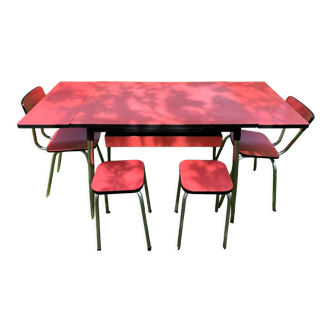 Table en formica avec 2 chaises et 2 tabourets
