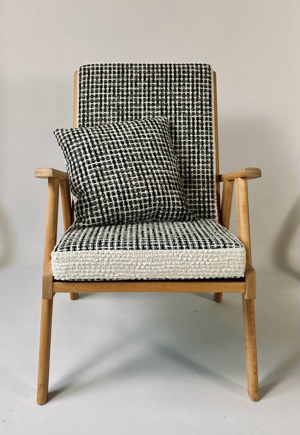 Restored vintage Scandinavian armchair – Casal Collection Tailleur fabric