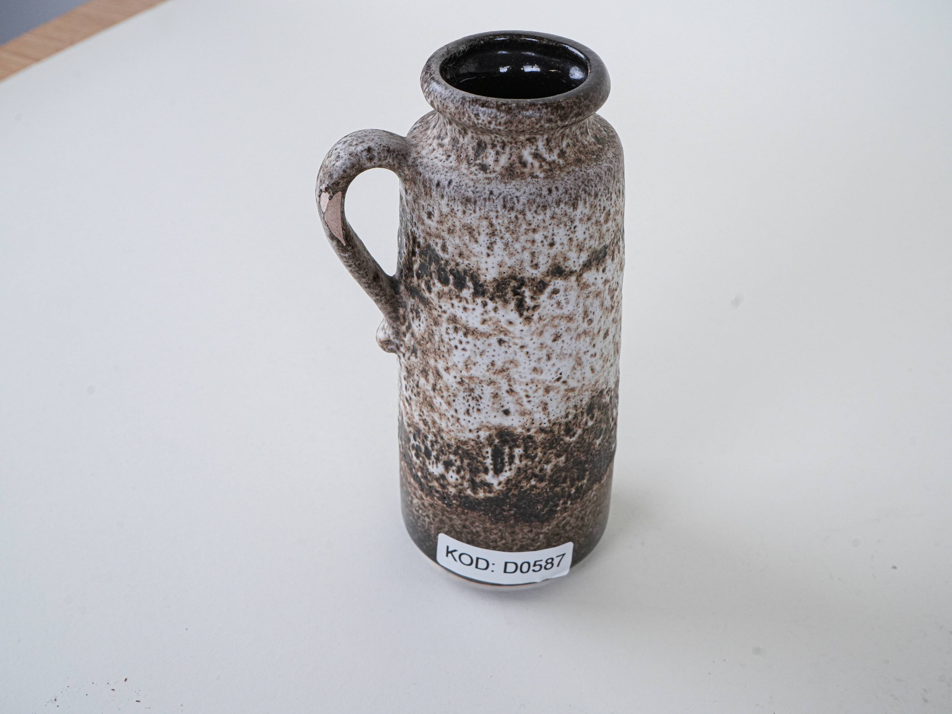 Vase en céramique avec une poignée, design allemand, années 1960, fabriqué en Allemagne de l'Ouest.