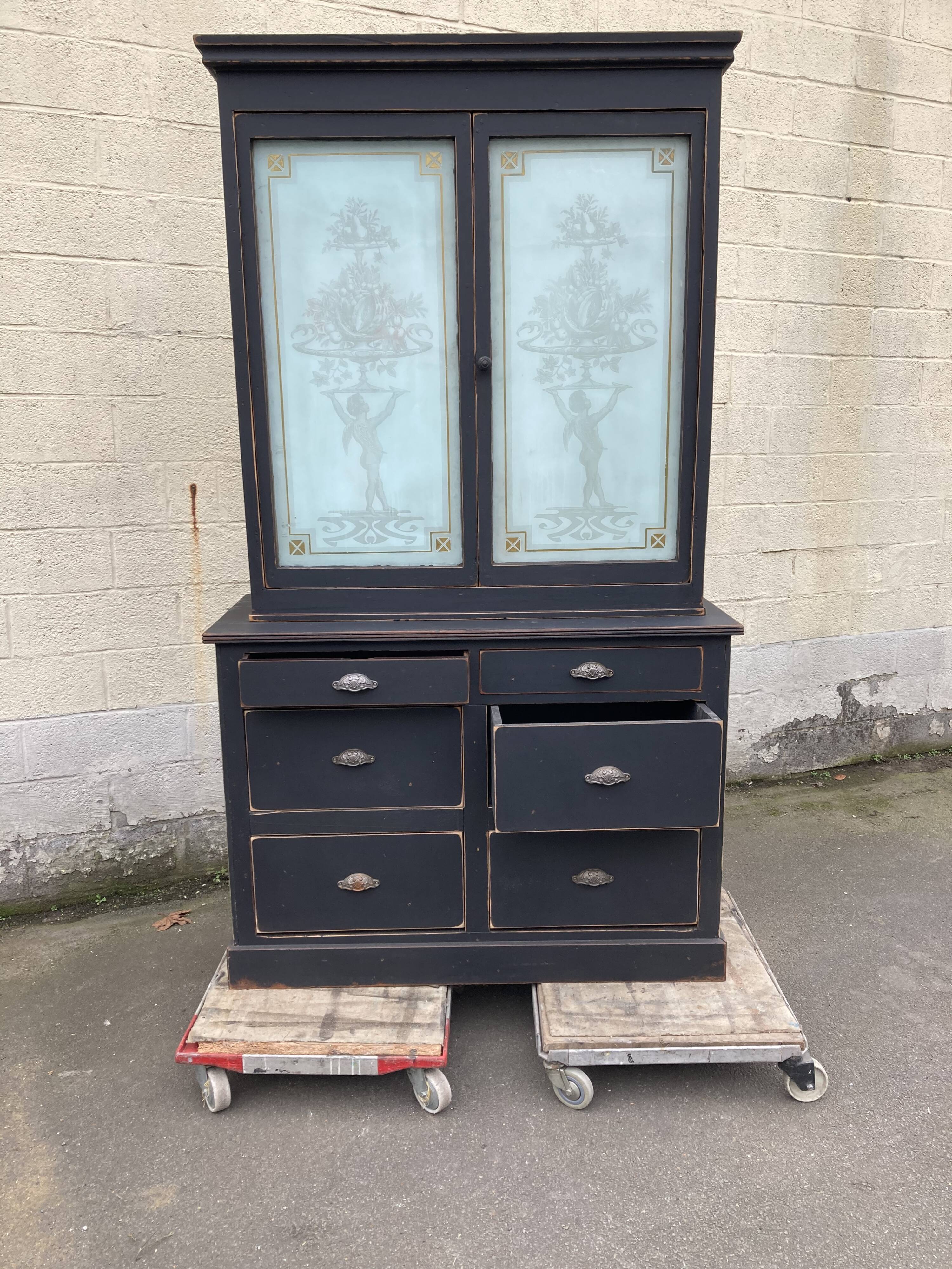 Meuble six tiroirs avec porte graver