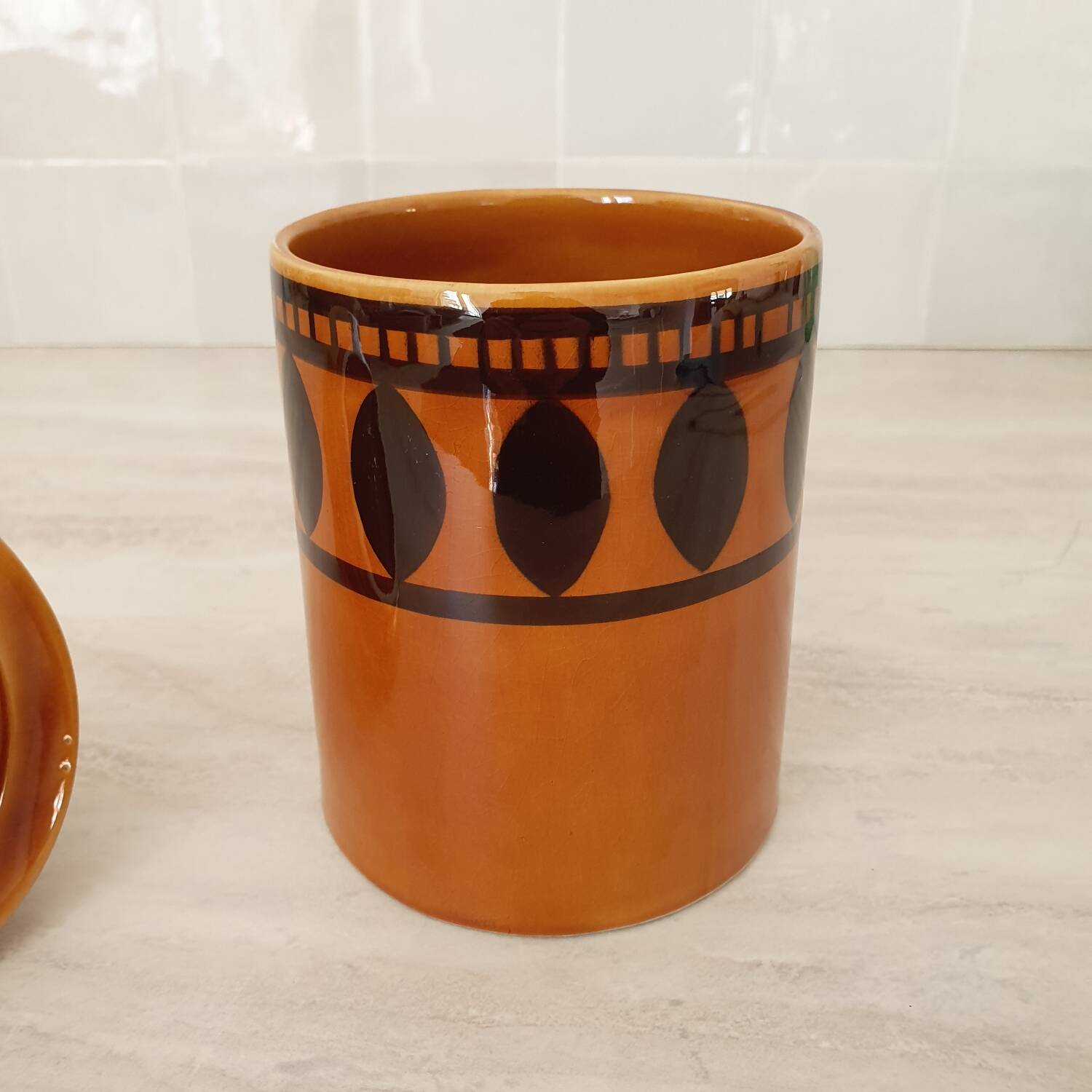 Lonchamp / Pot and its ceramic lid