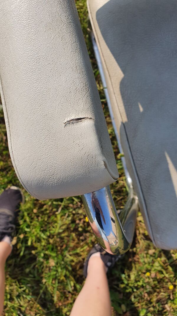 Fauteuil gris usure skai voir photo ossature tubulaire pieds traineaux.