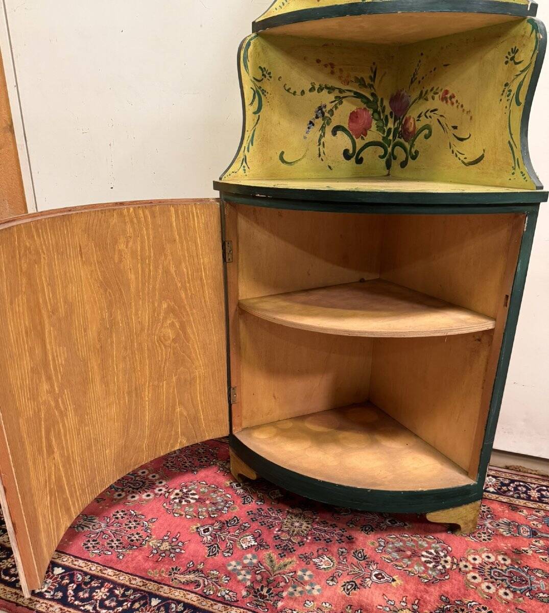 Louis XV style Venetian curved corner cupboard in lacquered wood