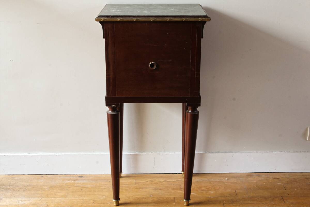 Table de chevet néoclassique, dans le goût anglais Regency Wedgewood