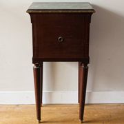Table de chevet néoclassique, dans le goût anglais Regency Wedgewood