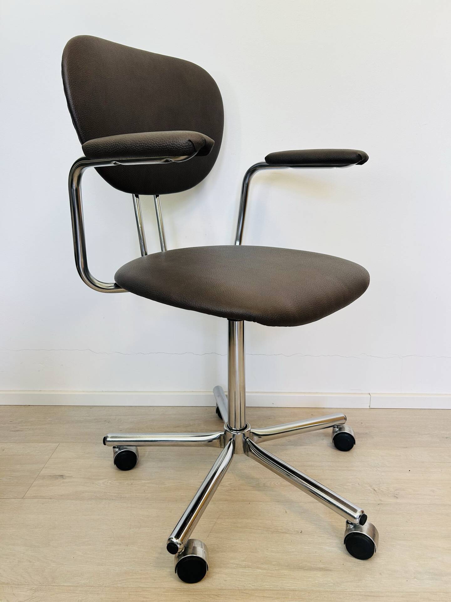 Vintage office chair fully restored by Kovona, 1980s.