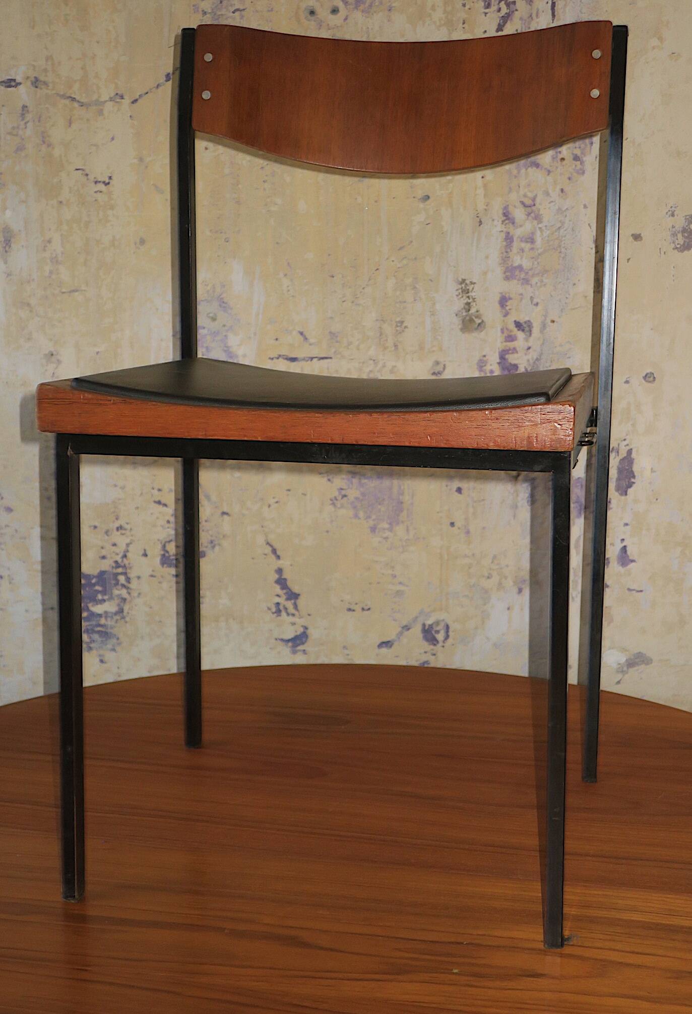Paire de chaises empilables en teck et fer, années 1960