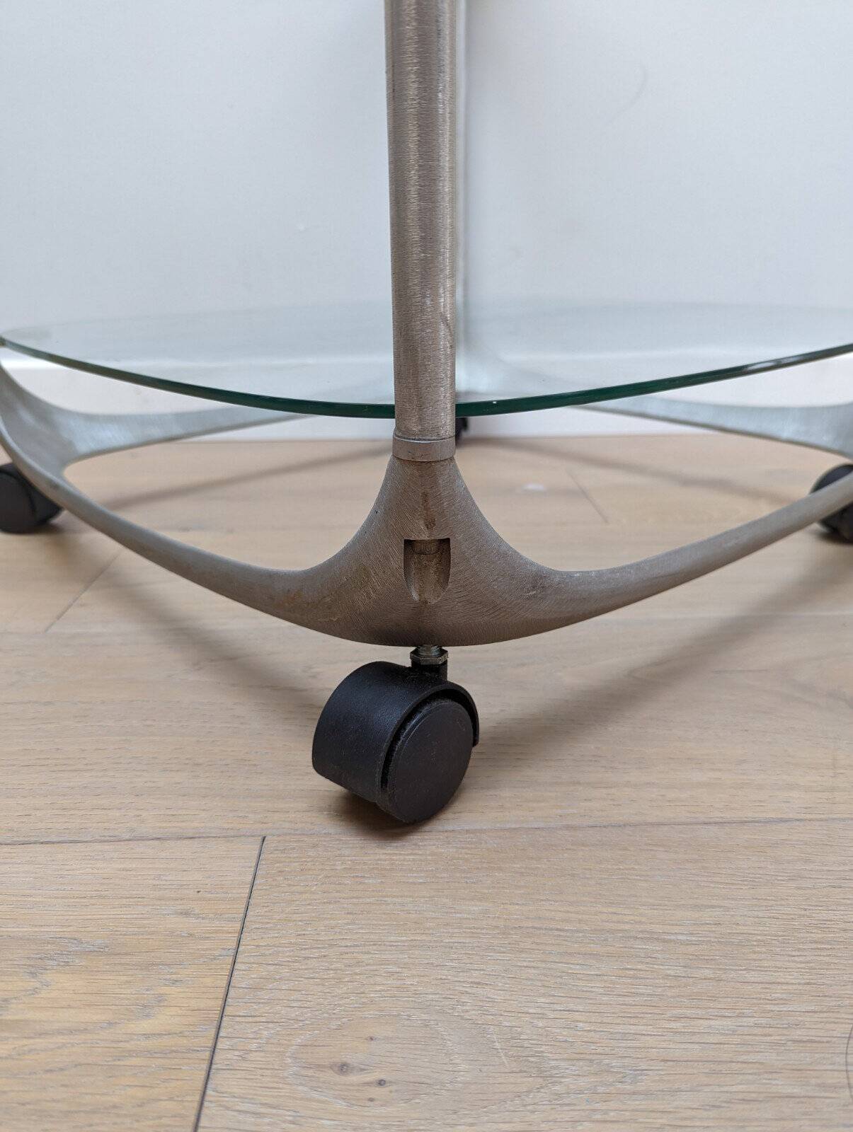 Table d'appoint du milieu du siècle par Lorenzo Burchiellaro en aluminium avec des étagères en verre.