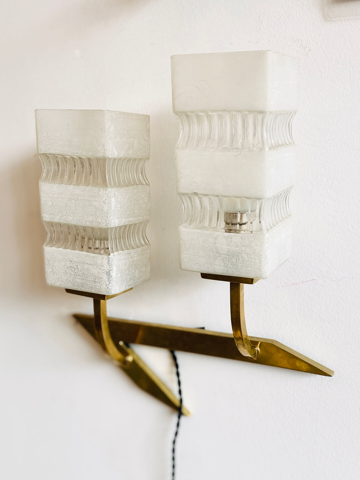 Vintage wall light in brass and glass from the 1960s.