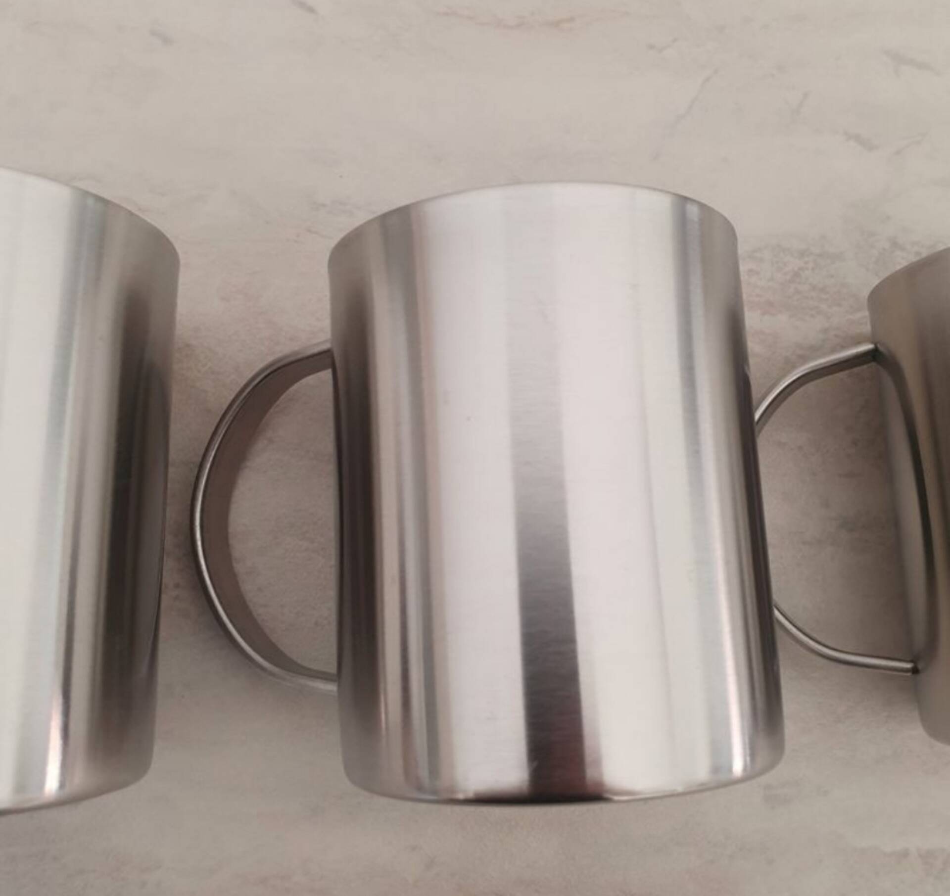 4 Grandes Tasses en inox et son support métallique