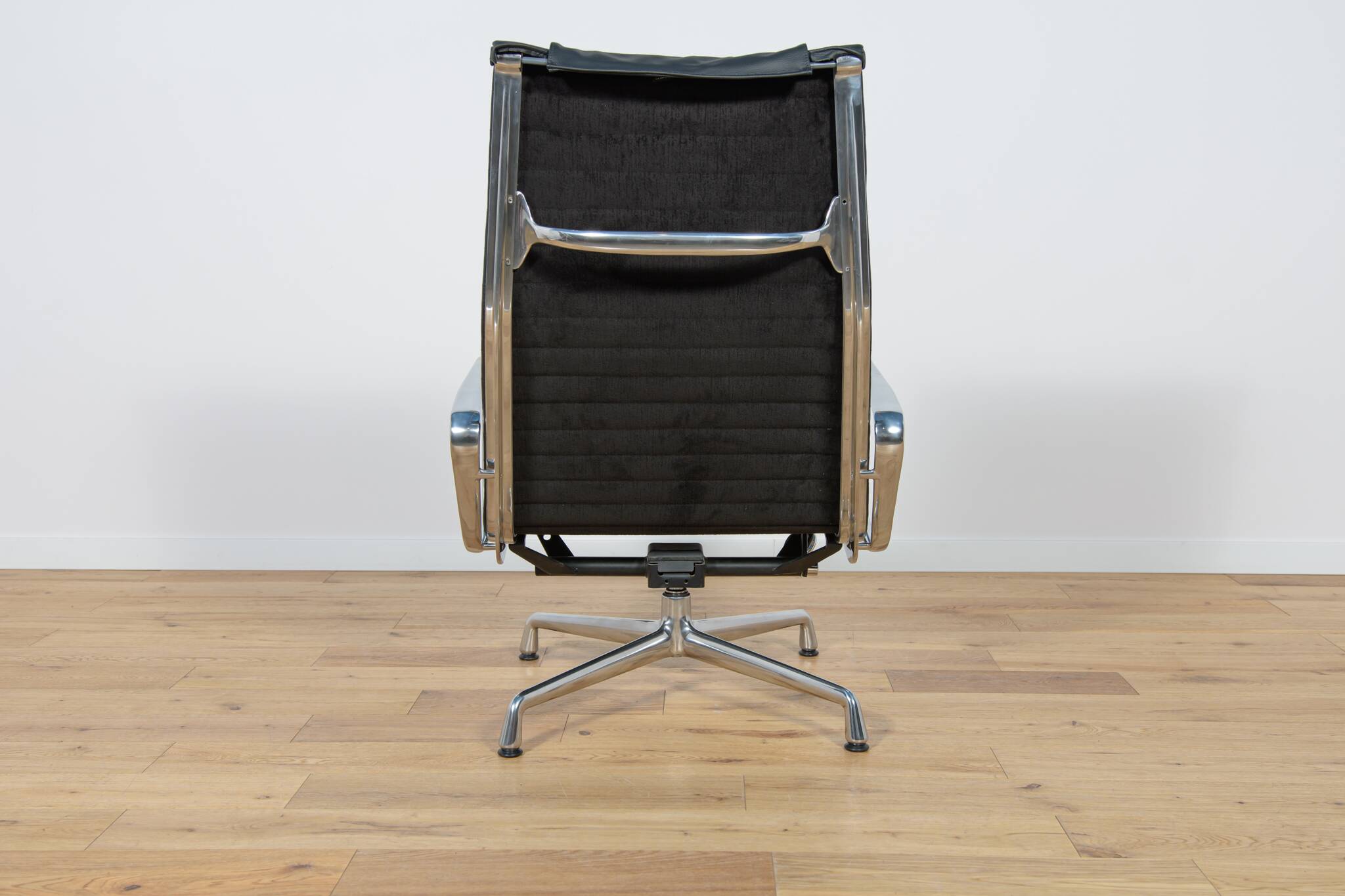 Eames Alu Group EA124 & EA125 Lounge Chair & Ottoman by Charles & Ray Eames for Vitra, 1980s.