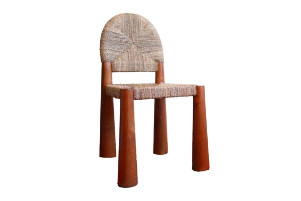 Chaise en bois et paille faite-main au Maroc
