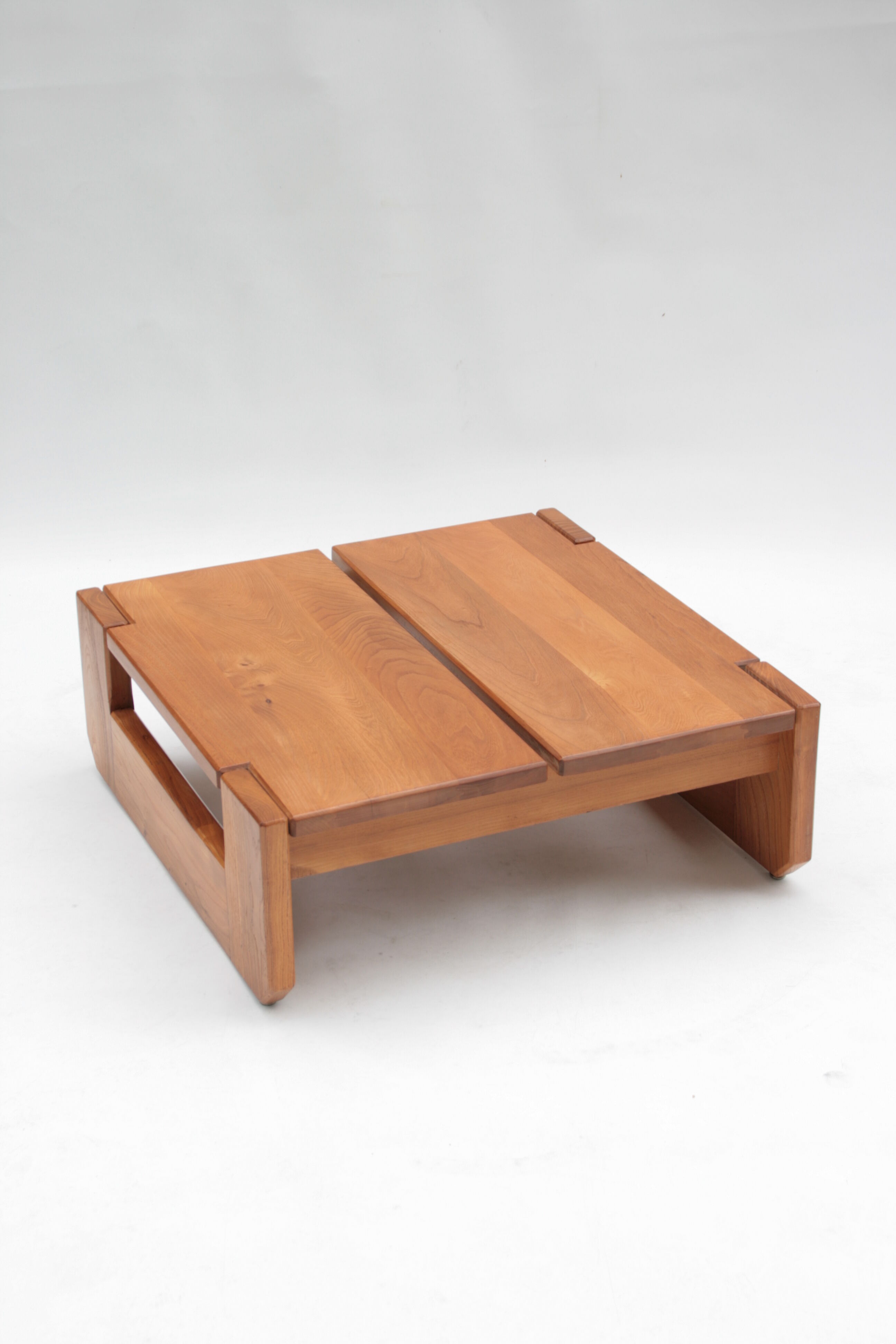 Table basse en orme par la Maison Regain, 1960