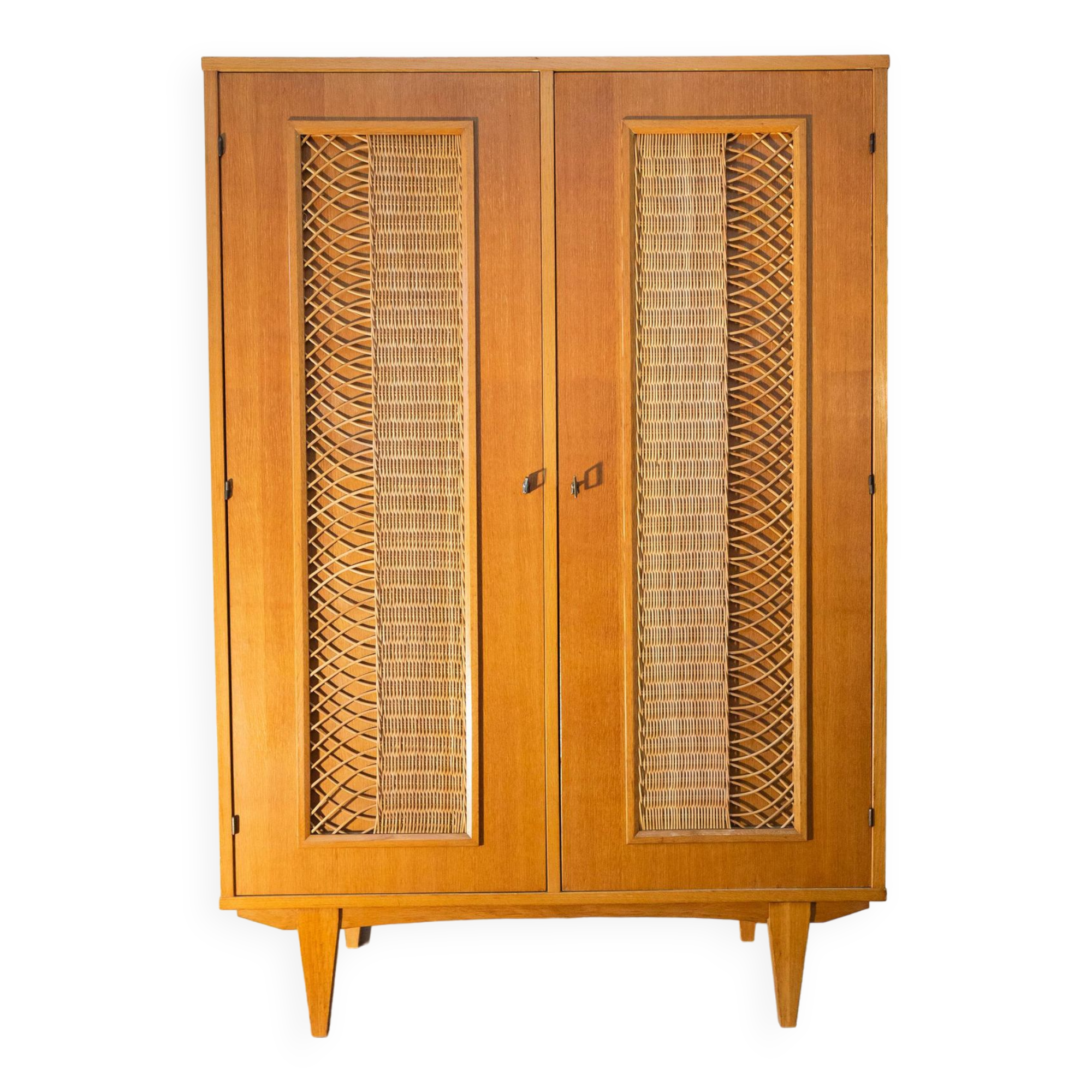 Armoire penderie, chêne et osier, 1960 Selency
