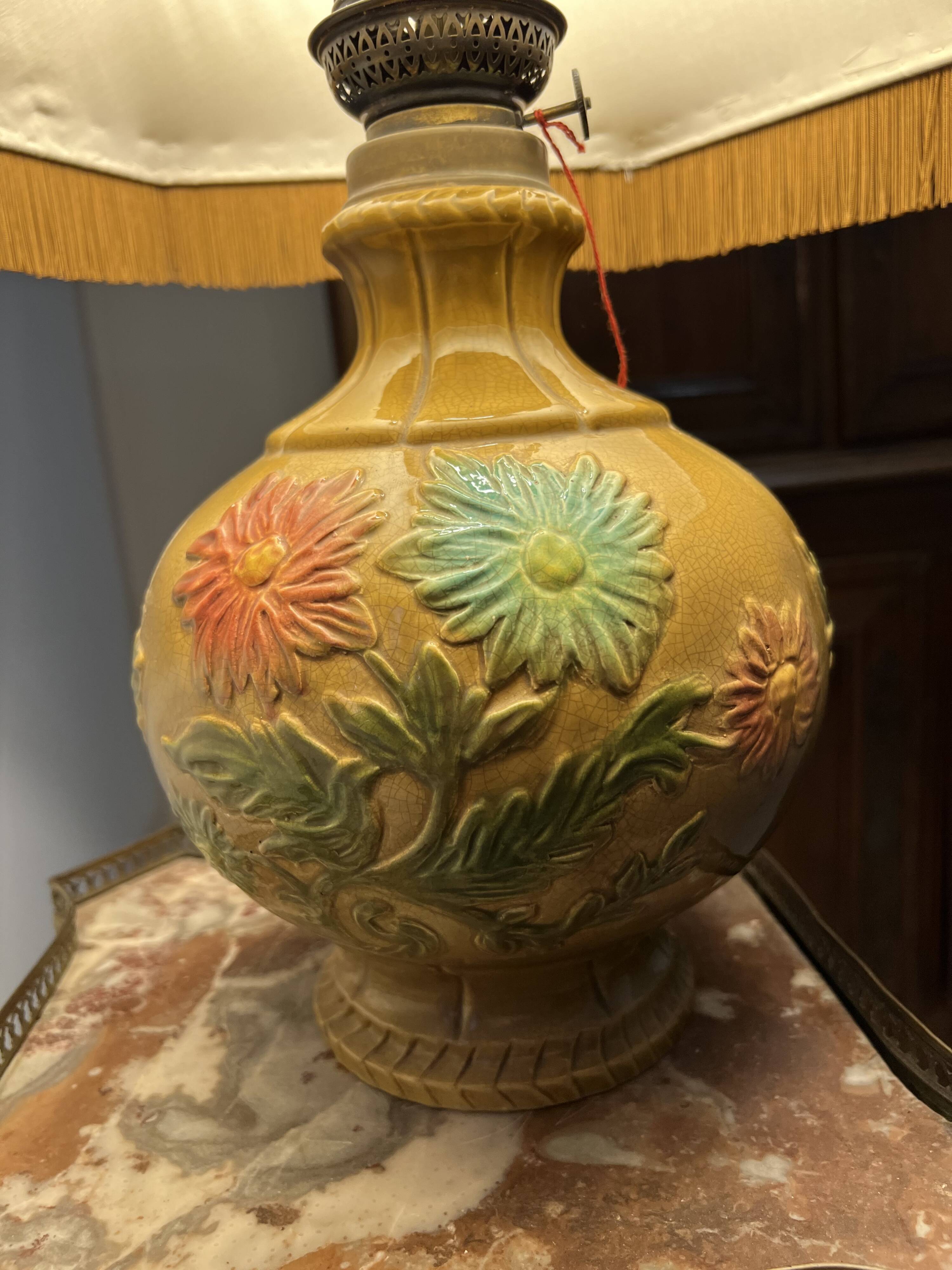 Ceramic table lamp with flower decor