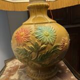 Ceramic table lamp with flower decor