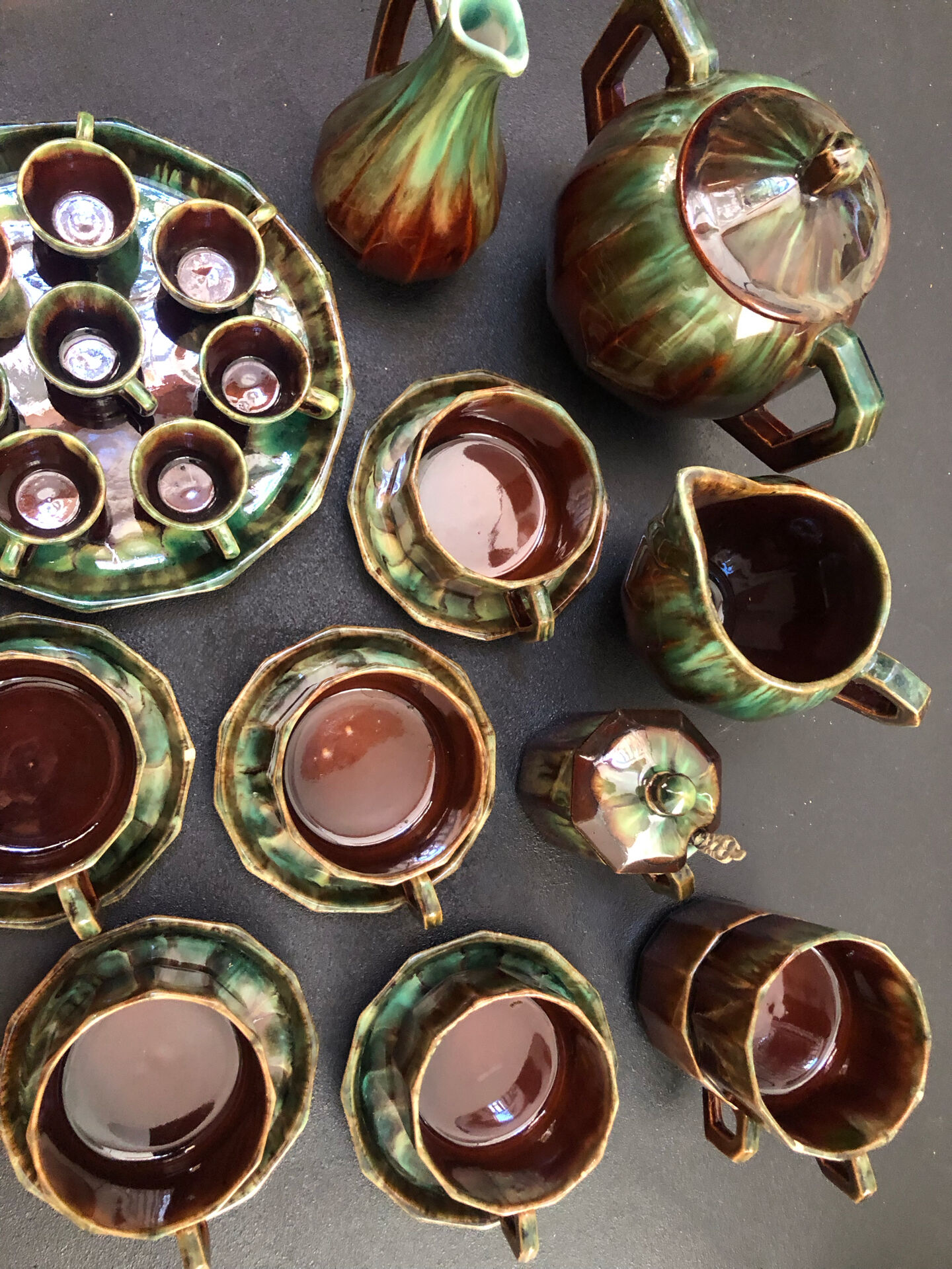 Large service in green and brown glazed stoneware with facets, signed Louis Cag.