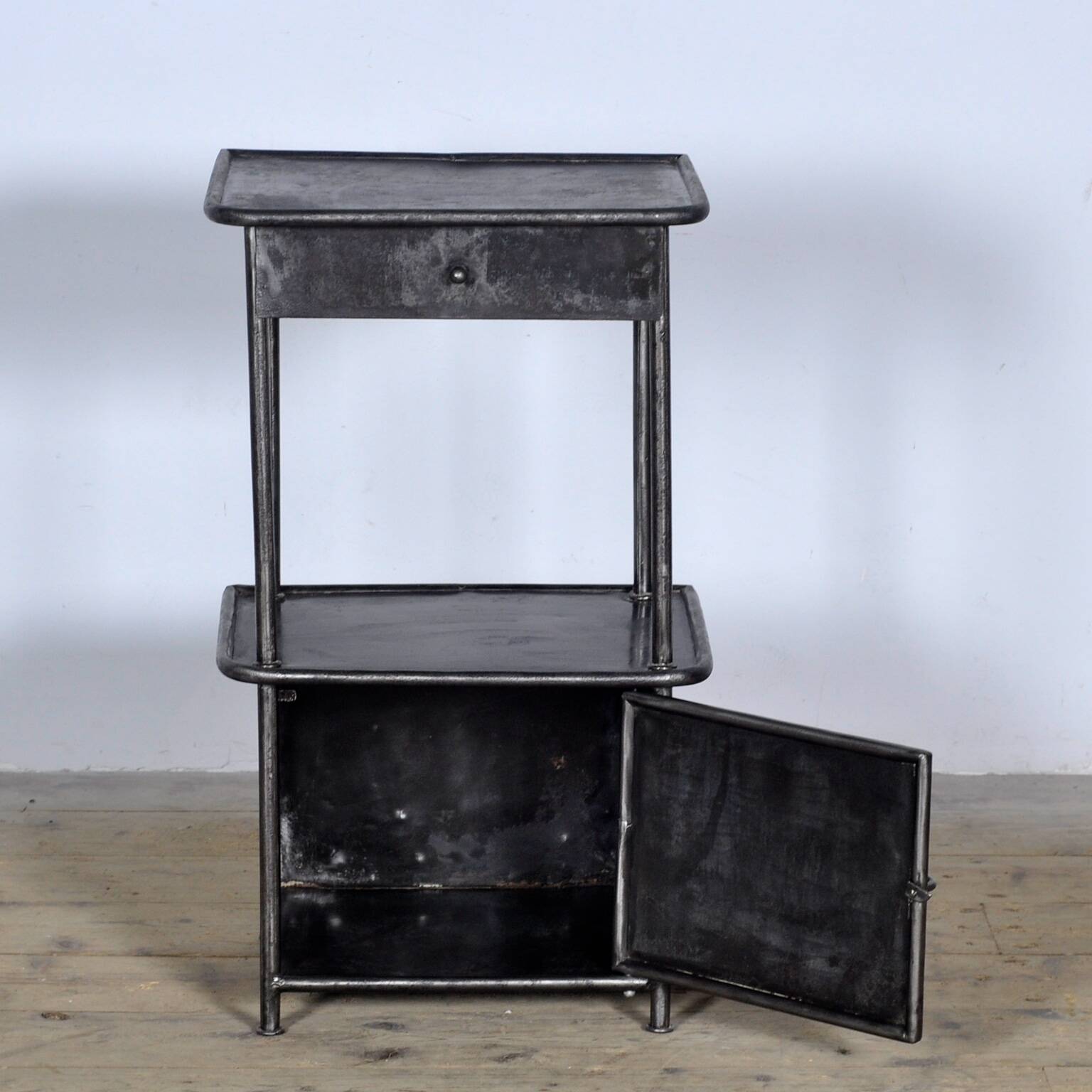 Table de nuit en fer, années 1910
