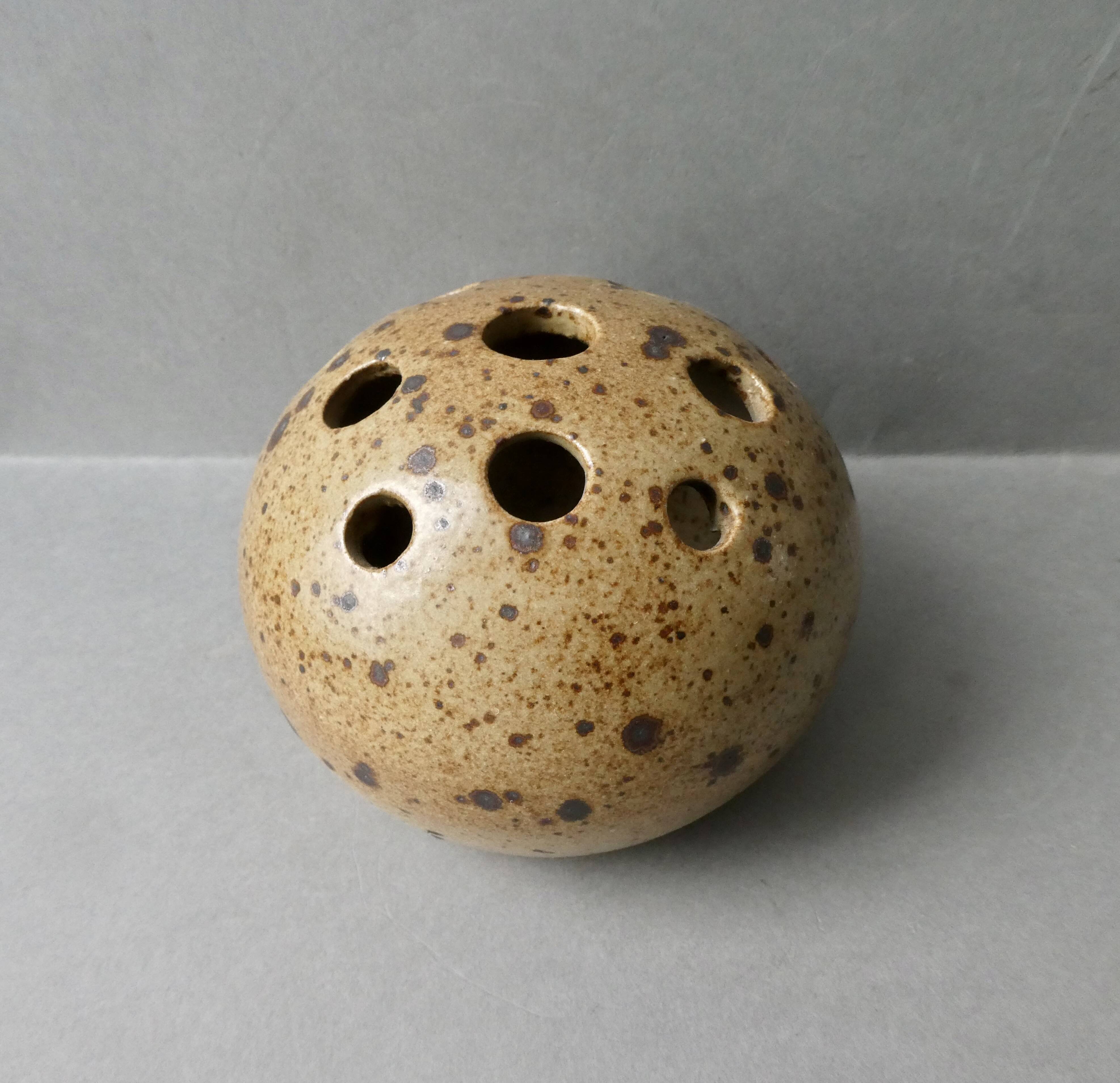 Flower vase, flower spike in pyrite sandstone