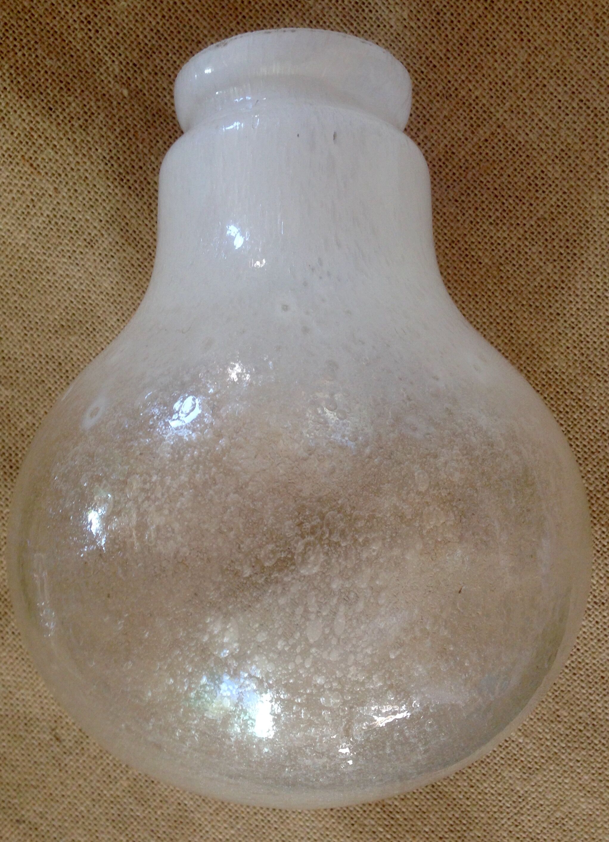 Suspension of the 1970s bubble glass ampoule