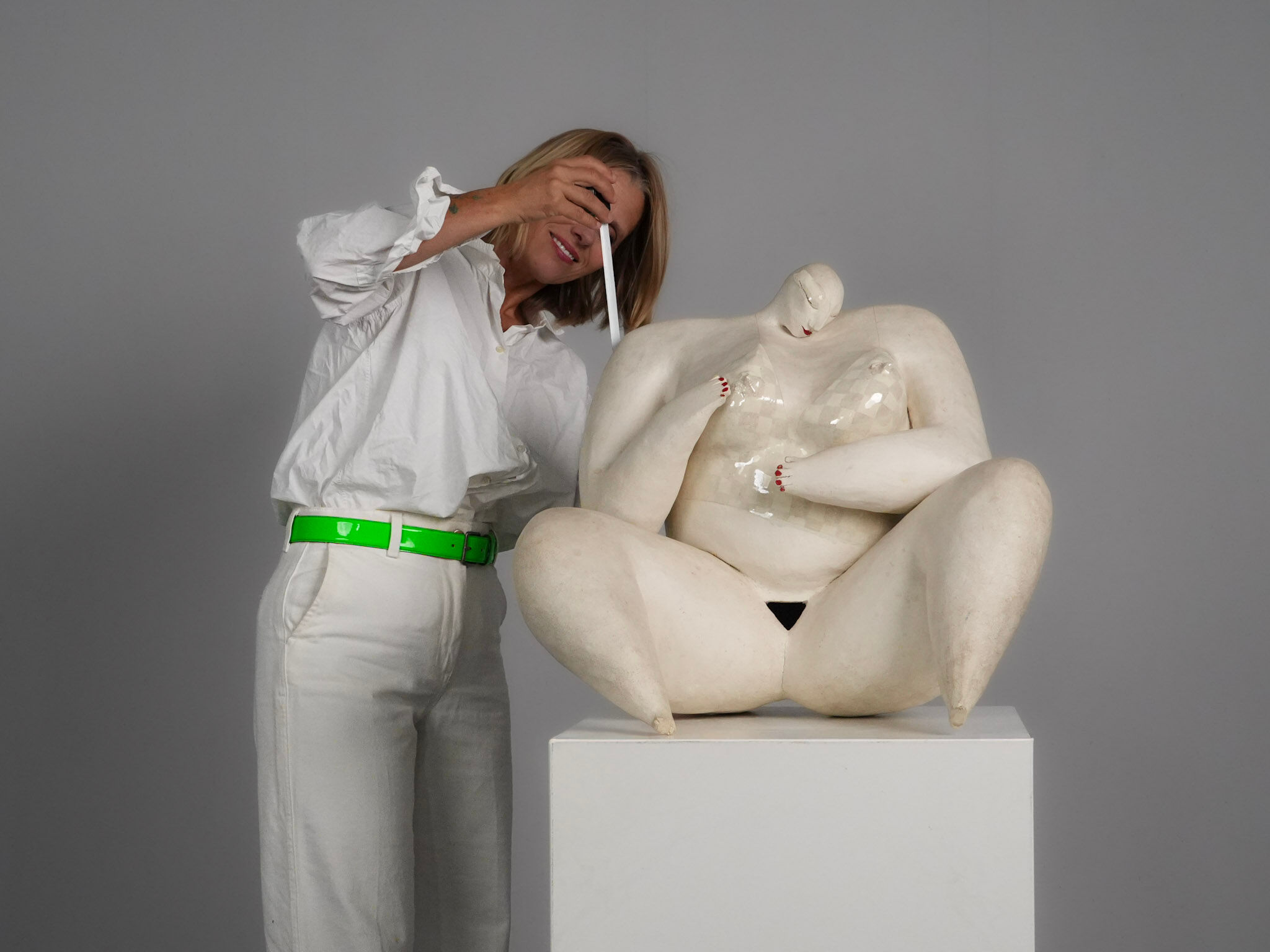 "Courage" expressive ceramic female sculpture by Evelyn van Baarda, Netherlands, 1981