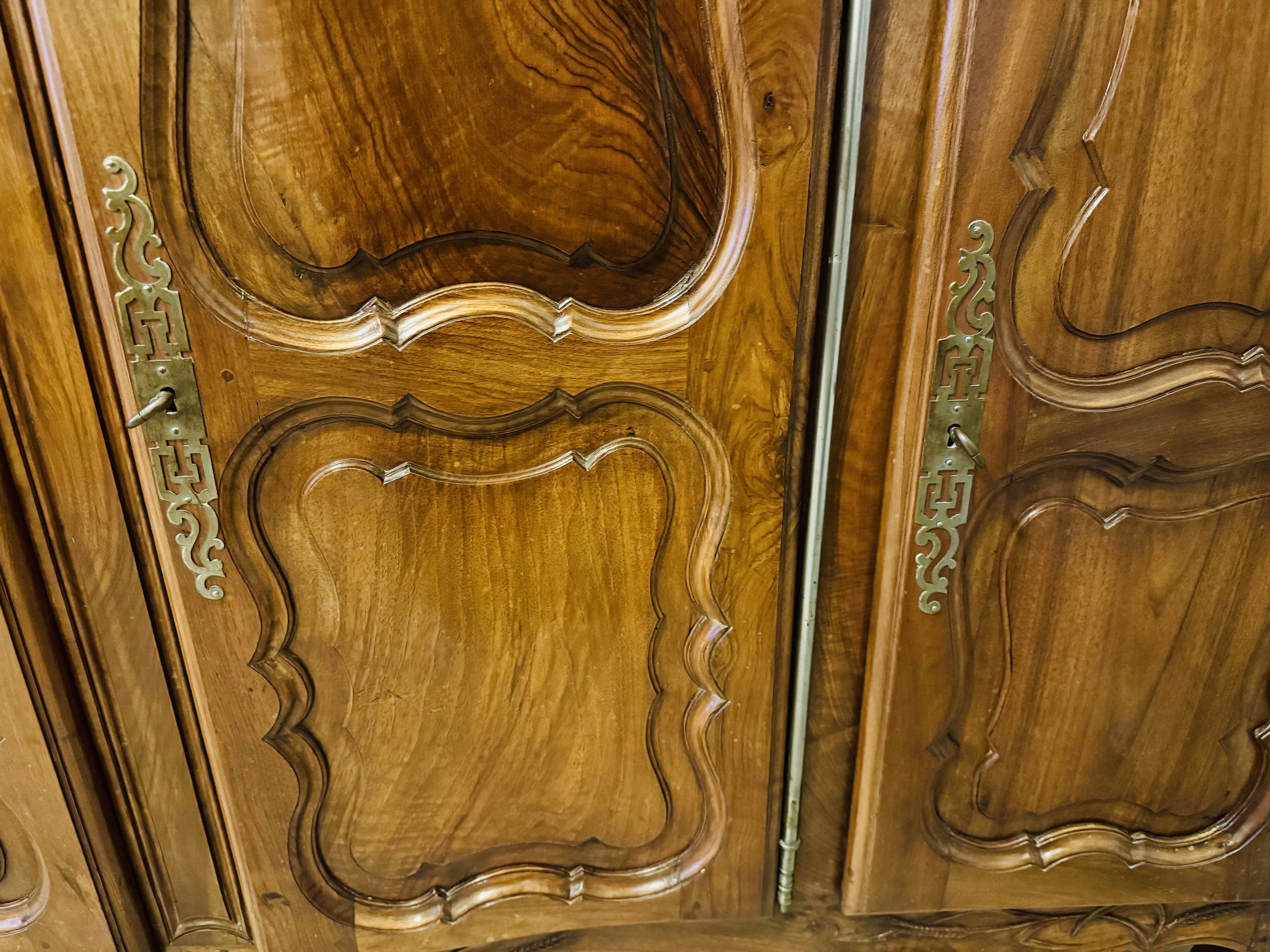 Magnificent two-body sideboard in carved walnut, Louis XV style.