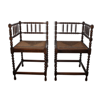 Paire de chaises d'angle en bois tourné