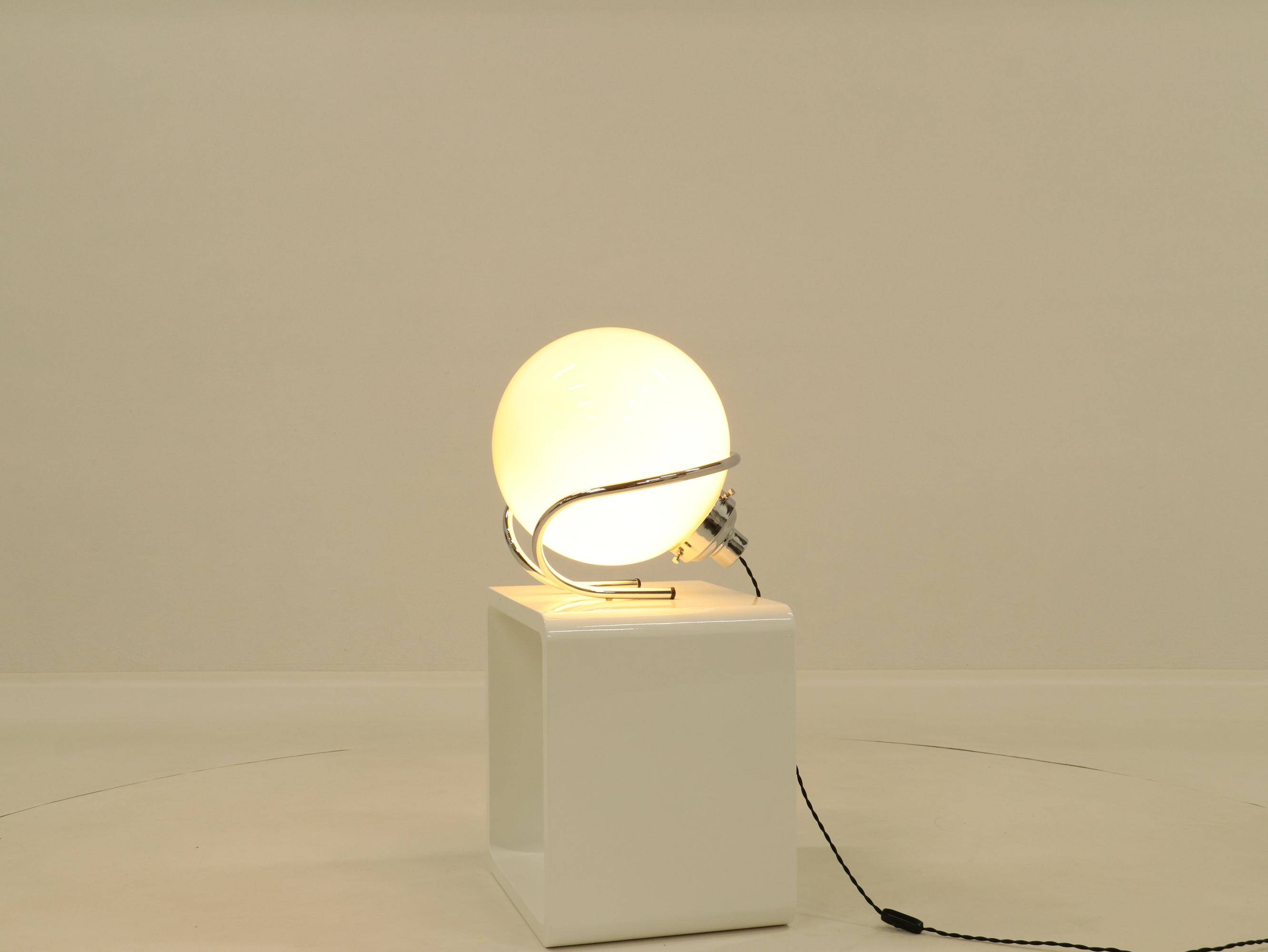 Lampe de table globe en chrome et verre blanc, Italie, années 1970