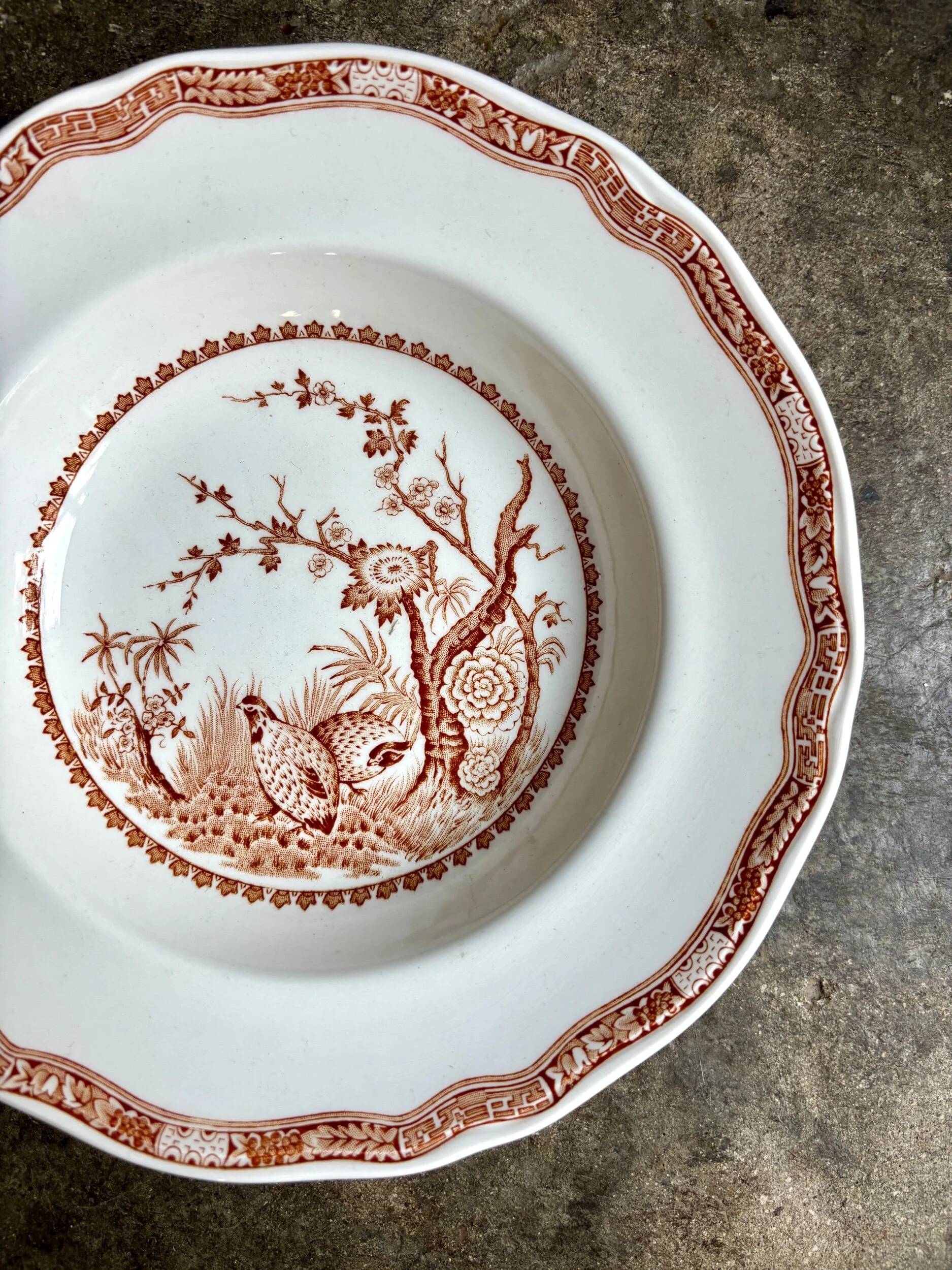 Assiette creuse en terre de fer anglaise ocre, service "Furnivals Quail"