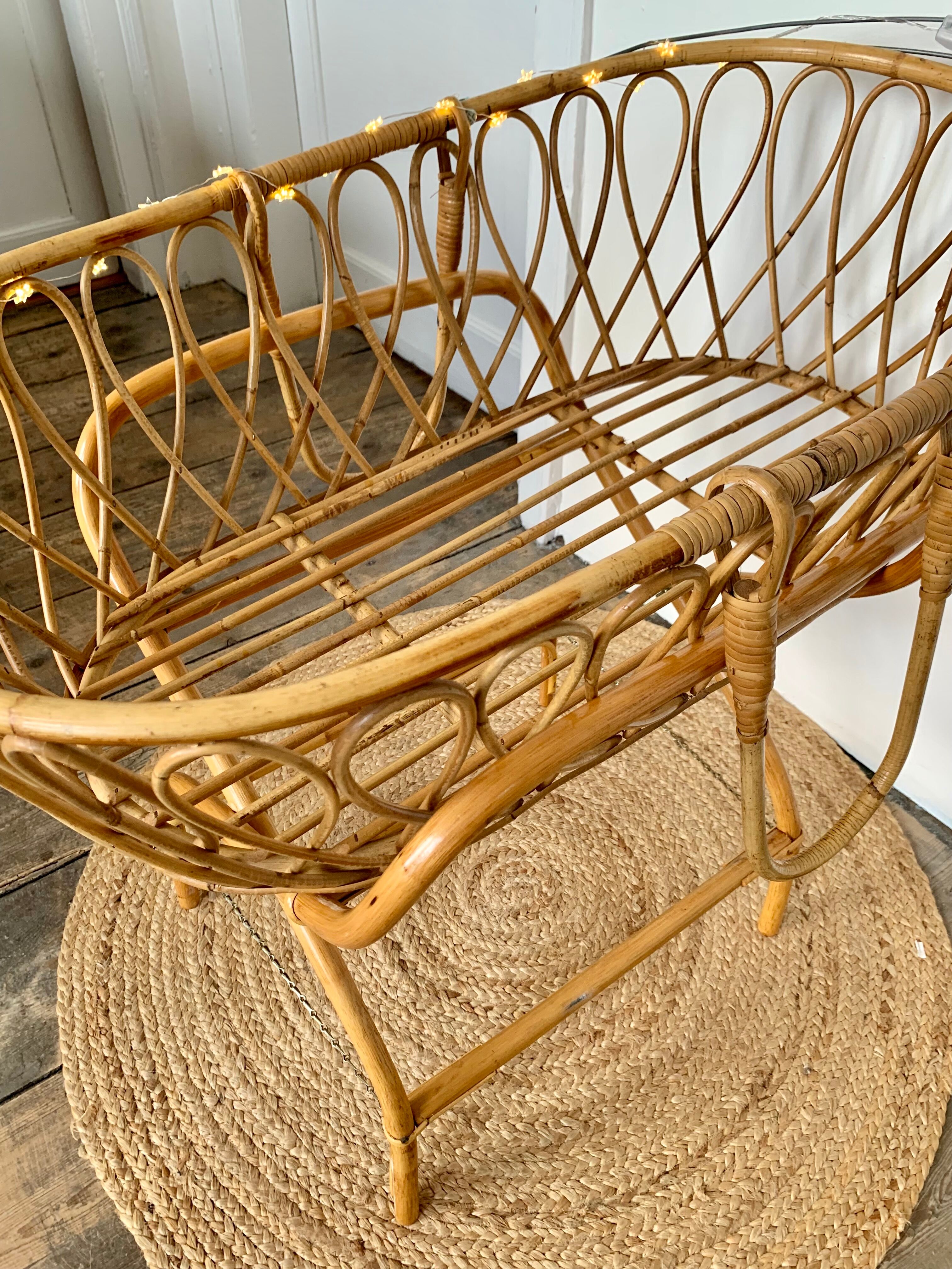 Vintage rattan couffin & its foot