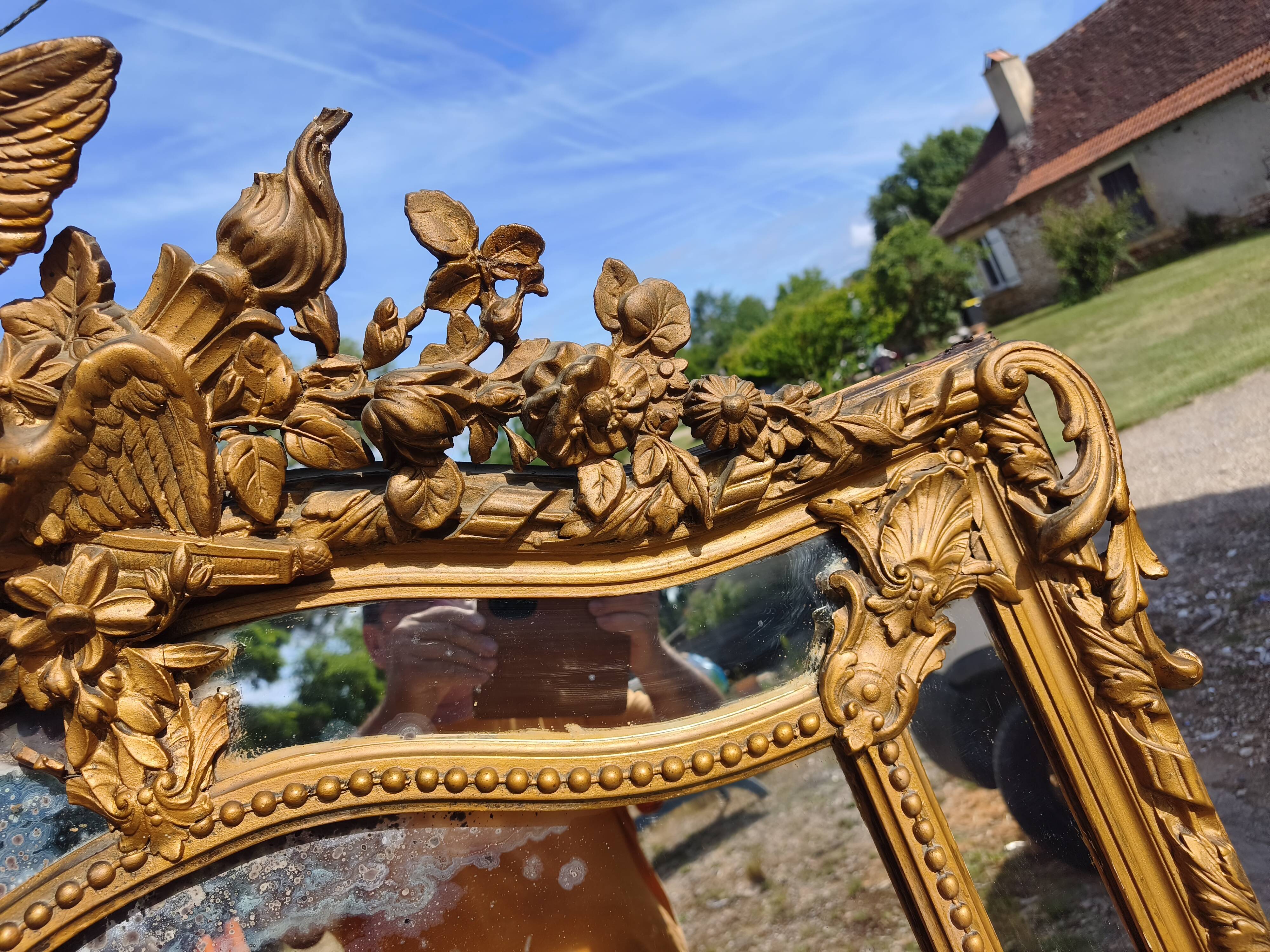 Large closed mirror, 19th century, wood and gilded stucco.